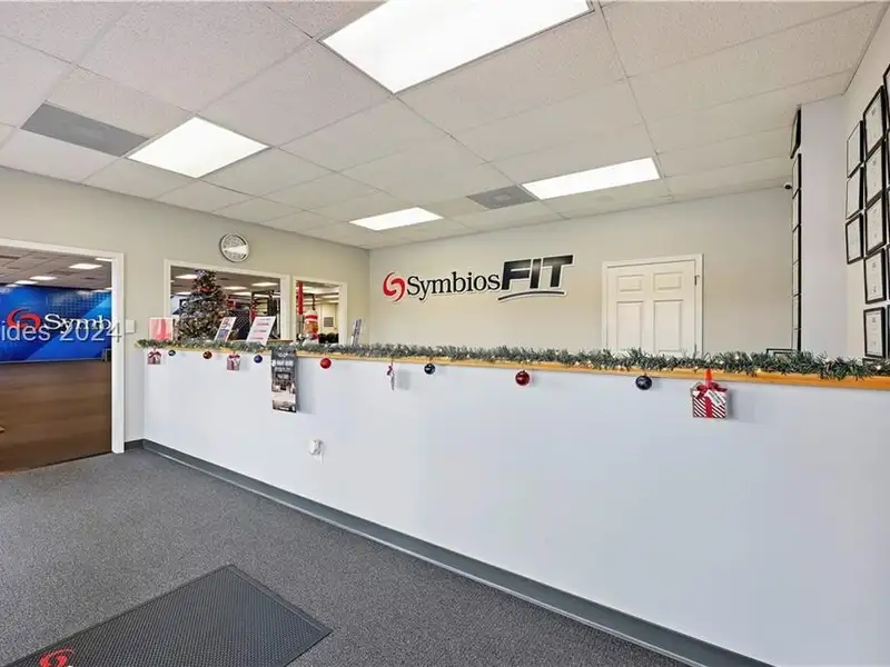 5,000 Sq Ft Retail Sublease in Port Royal Plaza with High Visibility