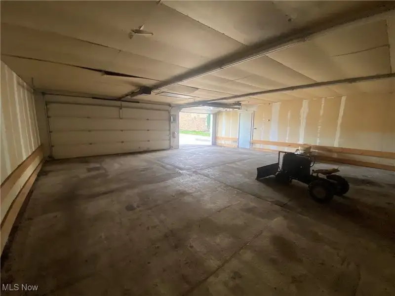 Commercial Garage Space in Canton City - 992 Sq Ft with Dual Garage Doors