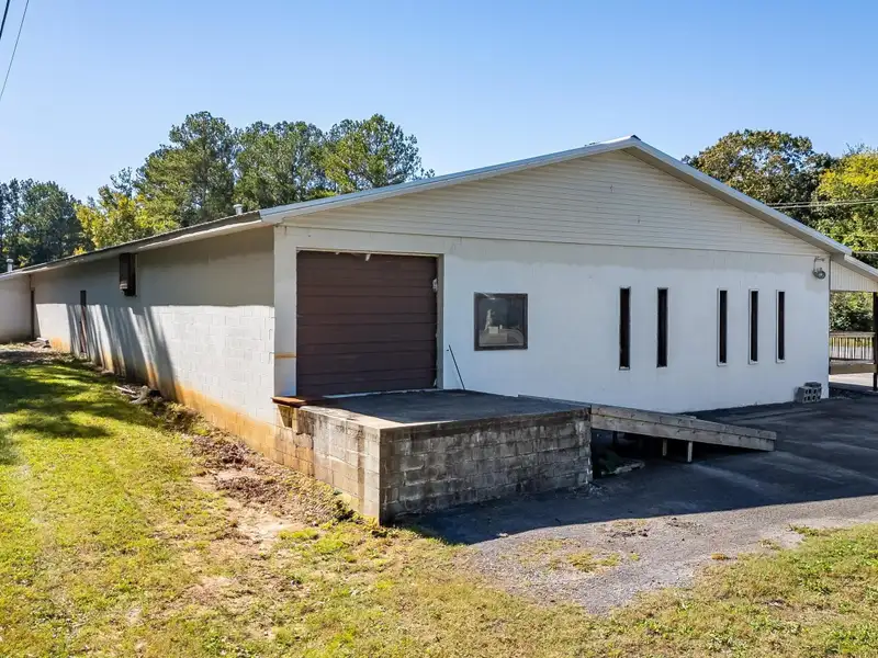 3,600 Sq Ft Commercial/industrial Unit for Lease with Offices and Large Work Area