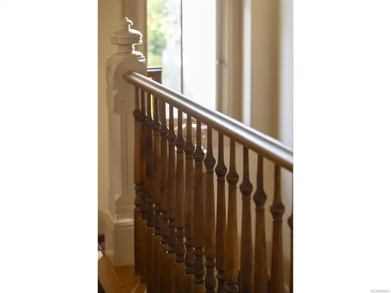 Turnkey Victorian Guest House in Songhees - 5 Suites, Steps from Seawall