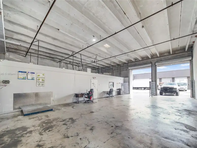 Commercial Property in Doral - Prime Location Near Miami International Airport and Amenities