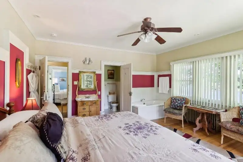 Turnkey B&b and Event Center in Wisconsin Dells with 17 Guest Suites