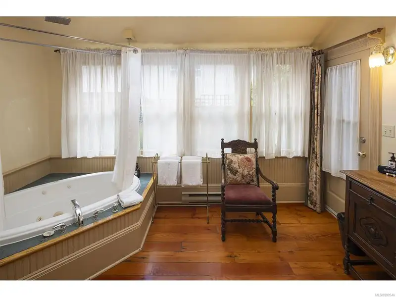Turnkey Victorian Guest House in Songhees - 5 Suites, Steps from Seawall