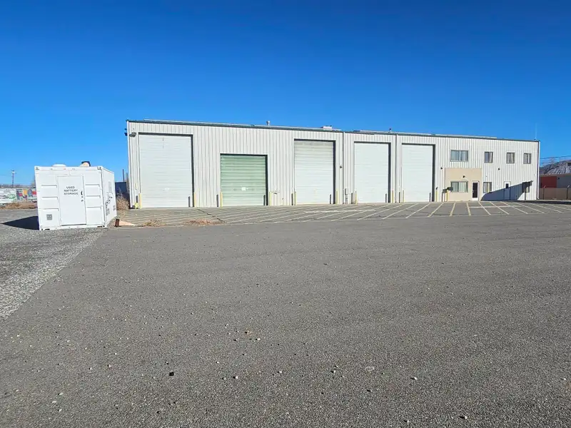 Industrial Complex with Three Buildings on 3.5 Acres Near I-70b