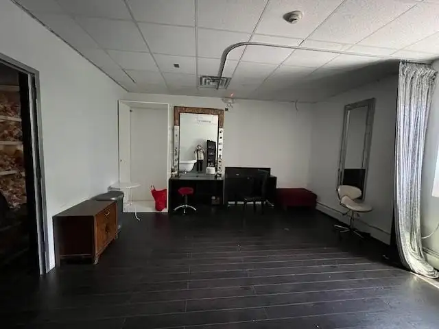 Spacious 1,800 Sq Ft Commercial Studio in Floral Park Village with Utilities Included