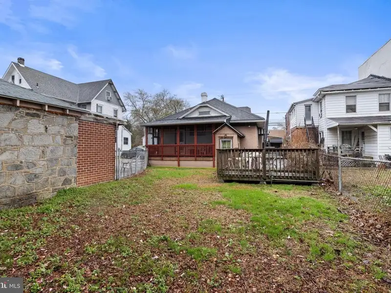 Mixed-use Property with Bar, Residential Space, and Garage in Folcroft Borough