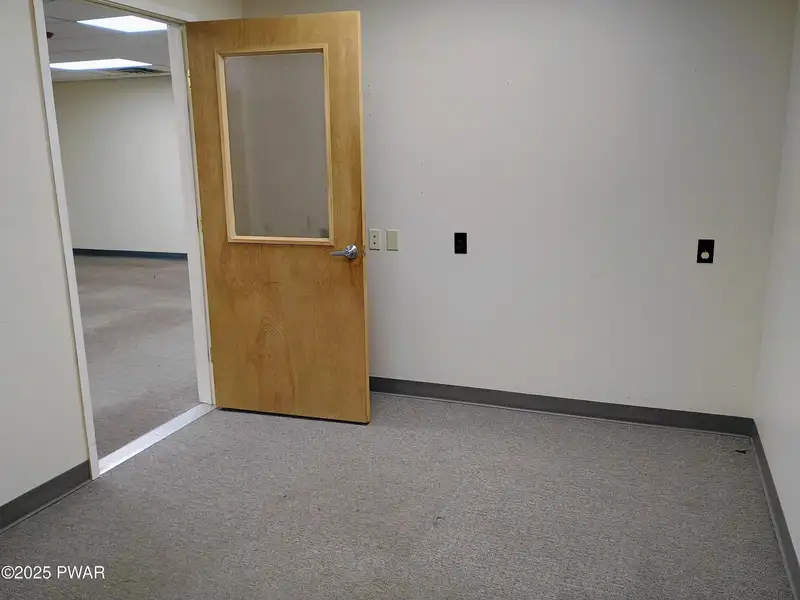Prime 3,060 Sq Ft Office Space in Central Location Near I-84