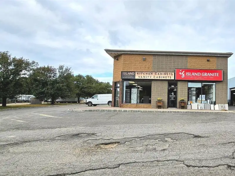 7-unit Multifamily Property with Yard and Prime Corner Location on Major Road