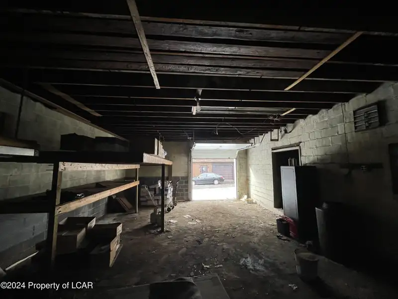 Commercial Building with Office and Garage Space in Prime Location
