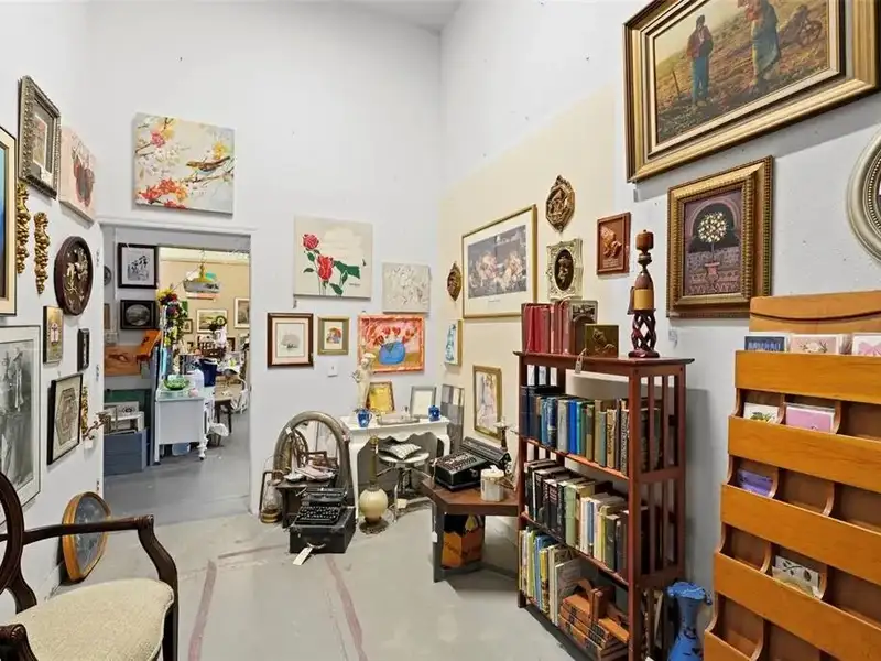 1926 Vintage Retail Showroom in Seminole/tampa Heights with High Visibility and Parking