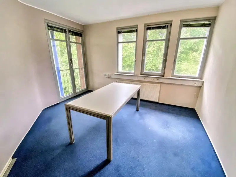 Versatile Commercial Property with Geology Laboratory in 2,800 M² Plot, Good Rental Income