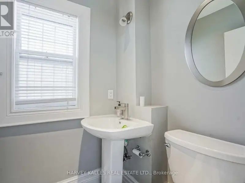 Top Floor Office Space in Renovated Semi-detached House, Prime Location, Utilities Included