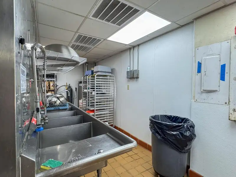 Prime Commercial Restaurant Space in High-traffic Location, 2915 Sq. Ft.