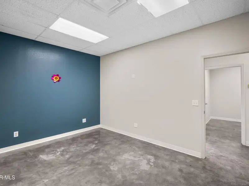2,750 Sq Ft Office Space for Rent in Established Shopping Center Near Montwood and Yarbrough