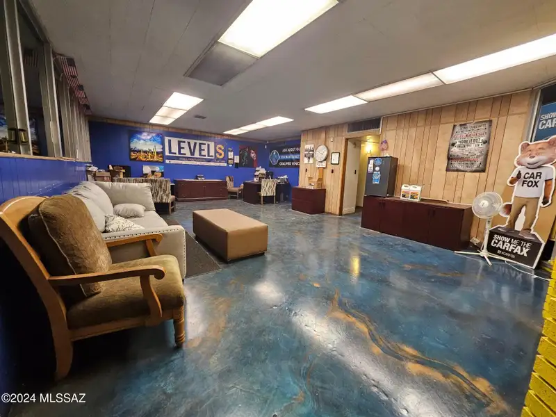 Midtown Auto Retail Building with Workshop on 0.37 Ac Corner Lot