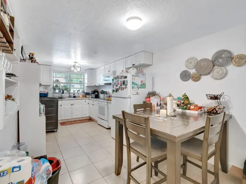 Well-maintained 6-unit Multifamily Property in South Florida with Value-add Potential