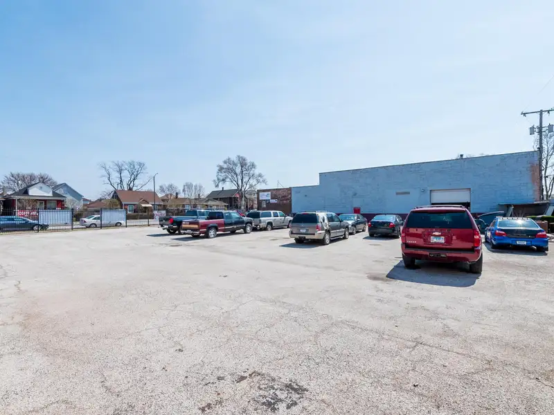 Mixed-use Property with 1-bedroom Apartment in Well-maintained Building