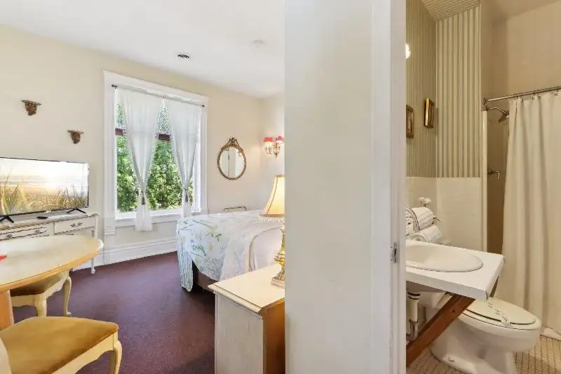 Historic Inn with Guest Suites and Motel Units in Wisconsin Dells