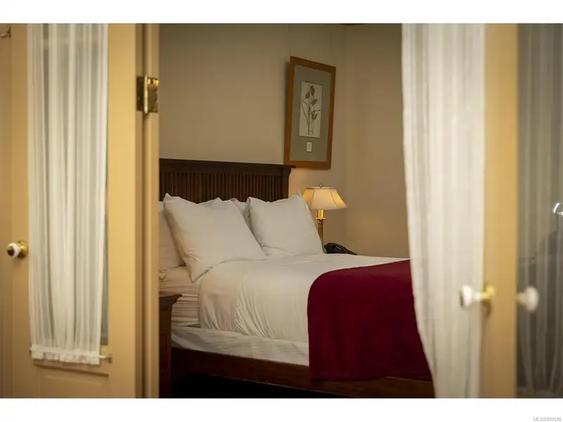 Turnkey Victorian Guest House in Songhees - 5 Suites, Steps from Seawall