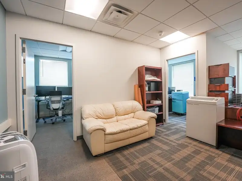 Secure Commercial Office Space in West Metro Plaza - 3101 Sq Ft, Icd 705 Compliant