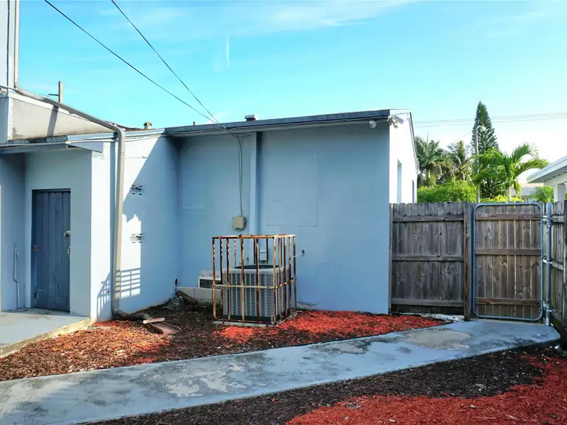 Turnkey Multifamily Investment: 8 Furnished Studios & 2/2 Apartment Near Las Olas