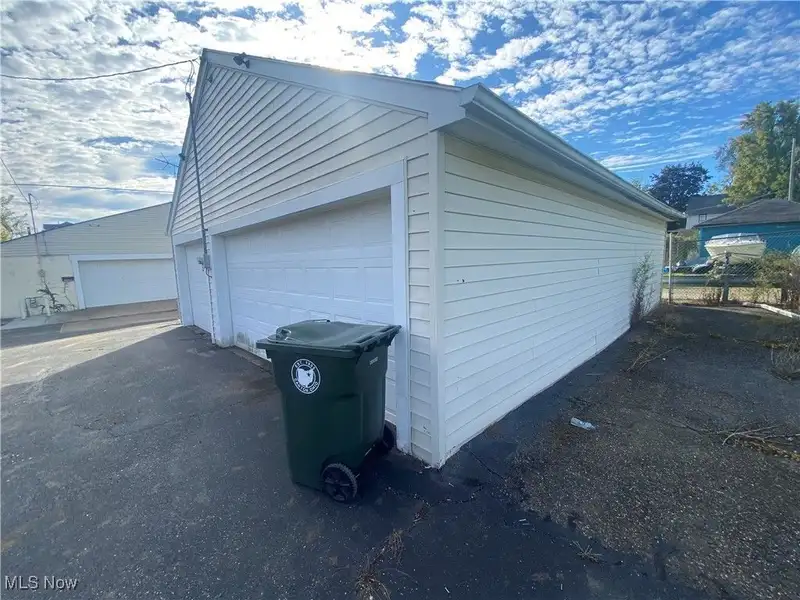 Commercial Garage Space in Canton City - 992 Sq Ft with Dual Garage Doors