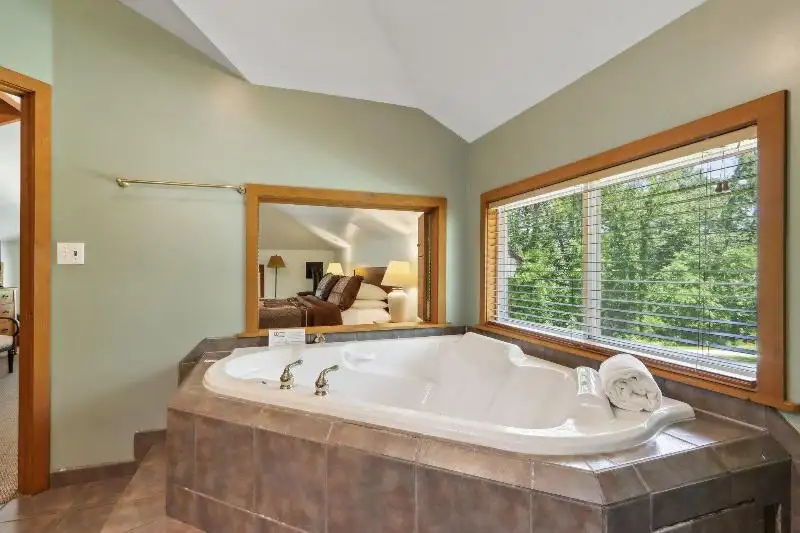Turnkey B&b and Event Center in Wisconsin Dells with 17 Guest Suites