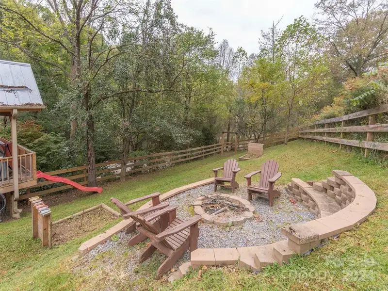 Charming Cottage and Barn on Expansive Mountain Retreat with Outdoor Amenities