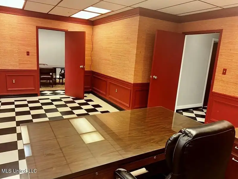 Office Building for Sale or Lease Near Port - 4100 Sq Ft with Conference Room and Parking