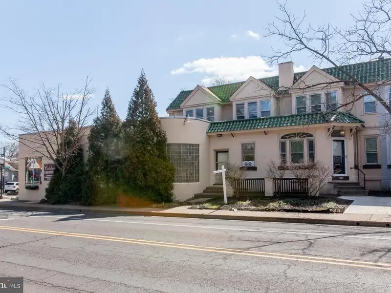 Multi-unit Building with Commercial Space and Two Residential Apartments in Established Location