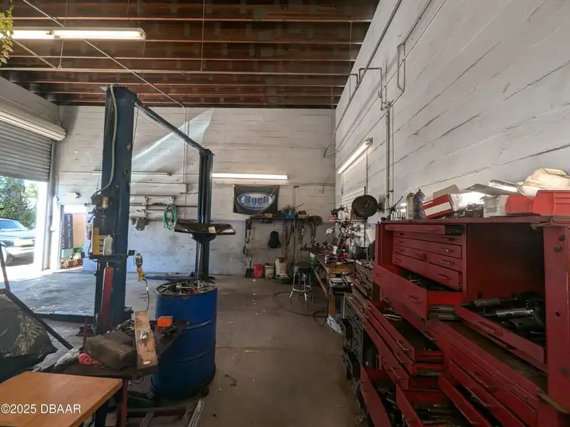 Freestanding Auto Repair Building on High Traffic Corner Lot in Mason Avenue