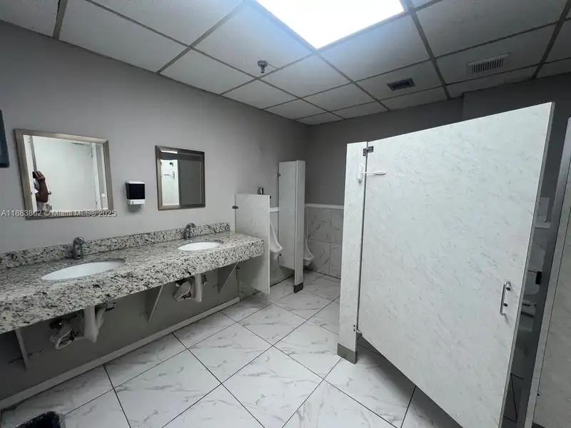 Spacious Corner Medical Office Unit in Central Hialeah – 2,552 Sq Ft