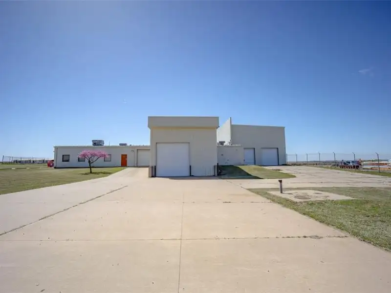 17,000 Sq Ft Versatile Industrial Facility on 402 Acres Near Oklahoma City
