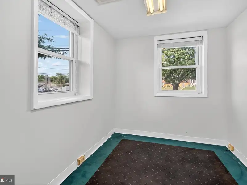 Versatile Commercial Property in Northwood Park, Ideal for Offices, Retail, or Light Industrial