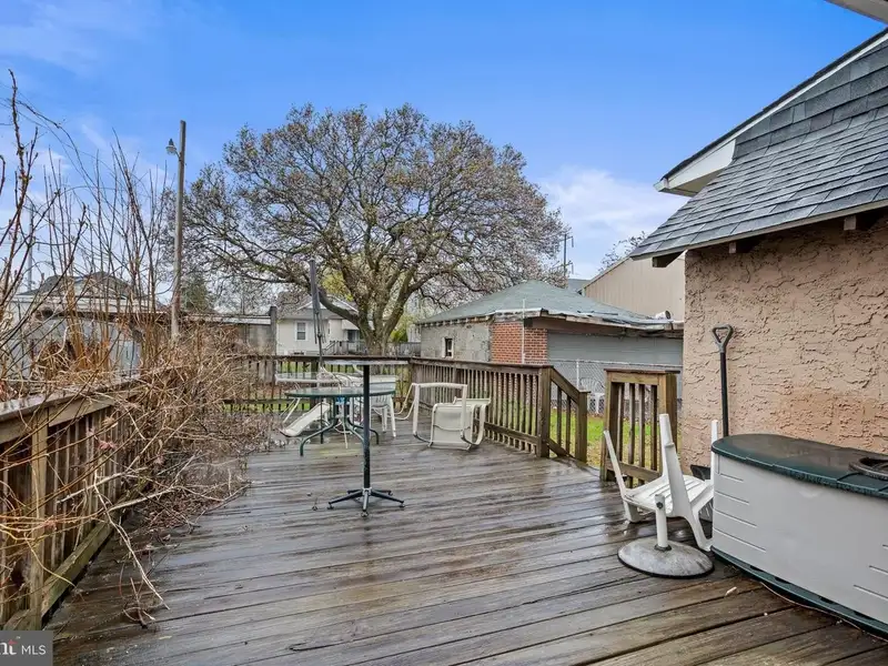 Mixed-use Property with Bar, Residential Space, and Garage in Folcroft Borough