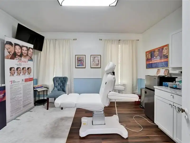 Office Suites in Hyde Park with Conference Rooms and Ample Parking