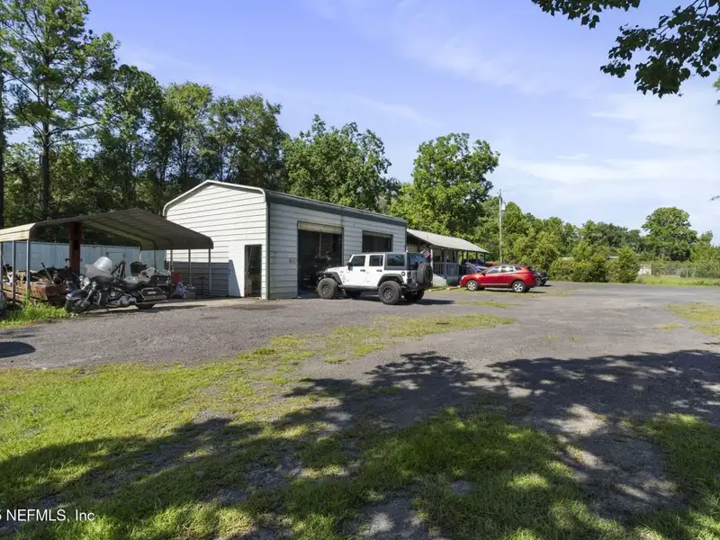 Mixed-use Parcel with Buildings, Ideal for Auto Repair or Sales in Convenient Location