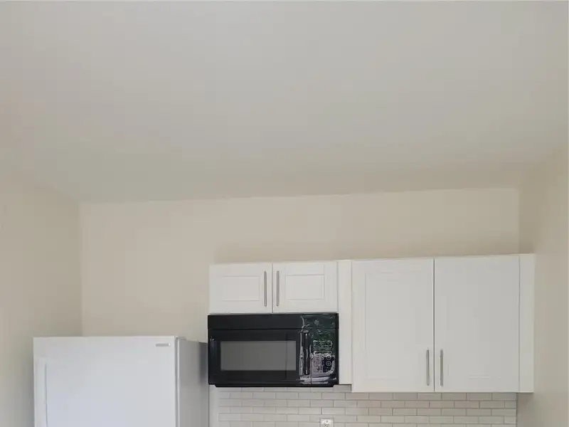 Turnkey Multifamily Investment: 8 Furnished Studios & 2/2 Apartment Near Las Olas