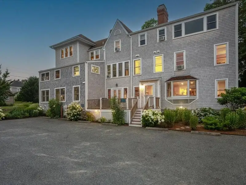 Distinctive Victorian Guest House in Jamestown with 7 Ensuite Bedrooms and Water Views
