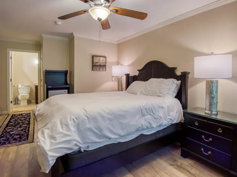 Fully Renovated Inn with 13 Guest Rooms on 5.52 Acres in White Mountains, Nh