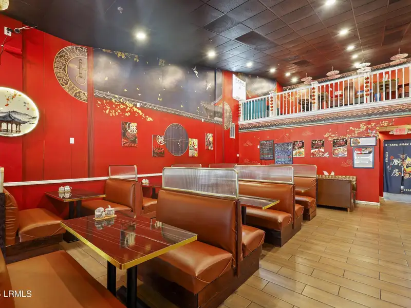 Remodeled Mid-island Restaurant with New Equipment and Outdoor Dining Area
