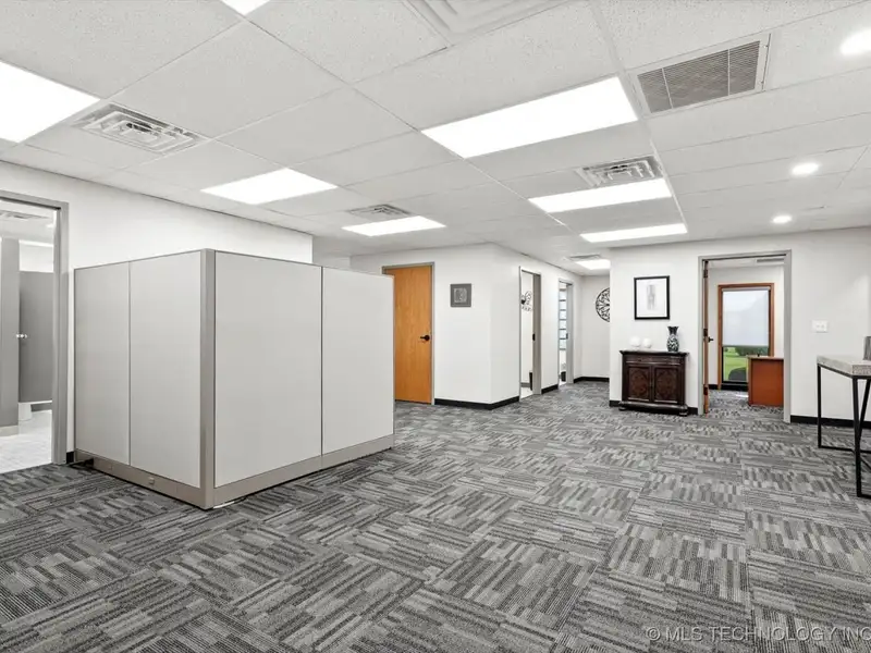 Commercial Office Building for Sale or Lease in Broken Arrow Business Corridor