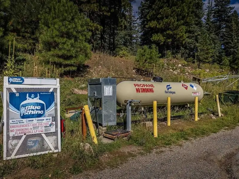 Vallecito Country Market: Unique Business Opportunity with Restaurant, Gas Pump, and Liquor Store