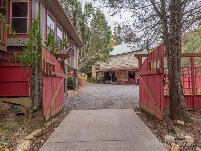 Charming Cottage and Barn on Expansive Mountain Retreat with Outdoor Amenities