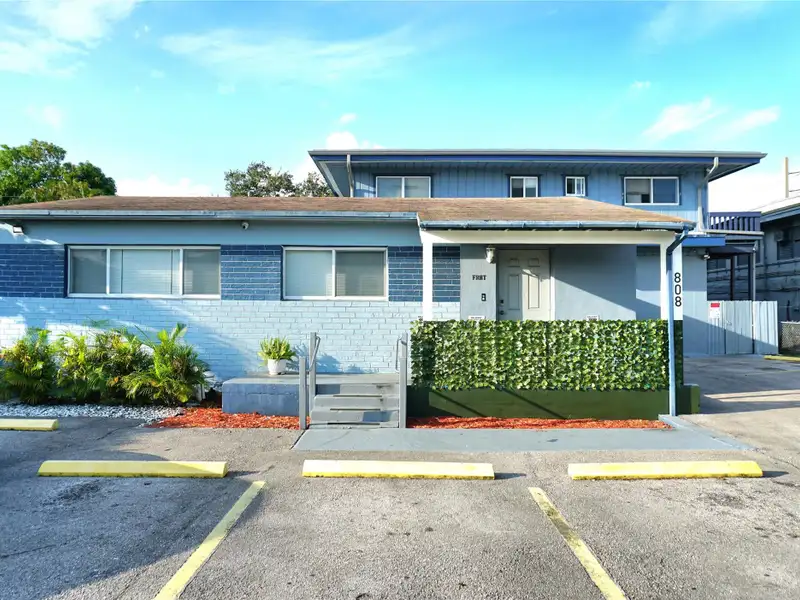 Turnkey Multifamily Investment: 8 Furnished Studios & 2/2 Apartment Near Las Olas