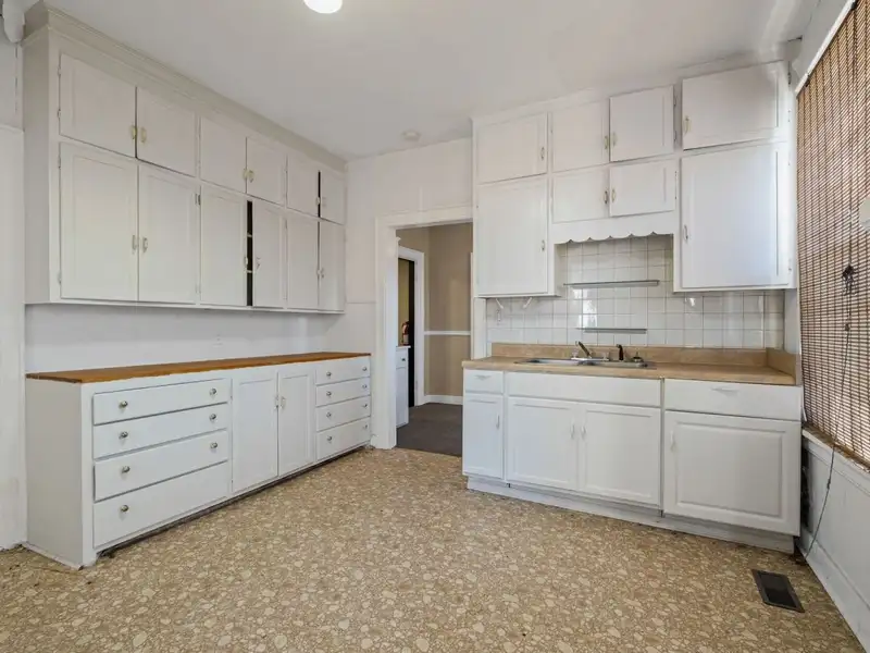 Historic Bungalow with Detached Unit on High-traffic Main St, Ideal for Commercial Use