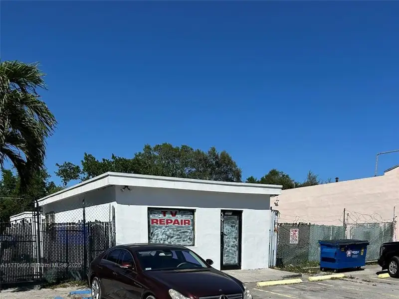 Free Standing Building for Rent in Hallandale Beach with New Roof and Large Lot