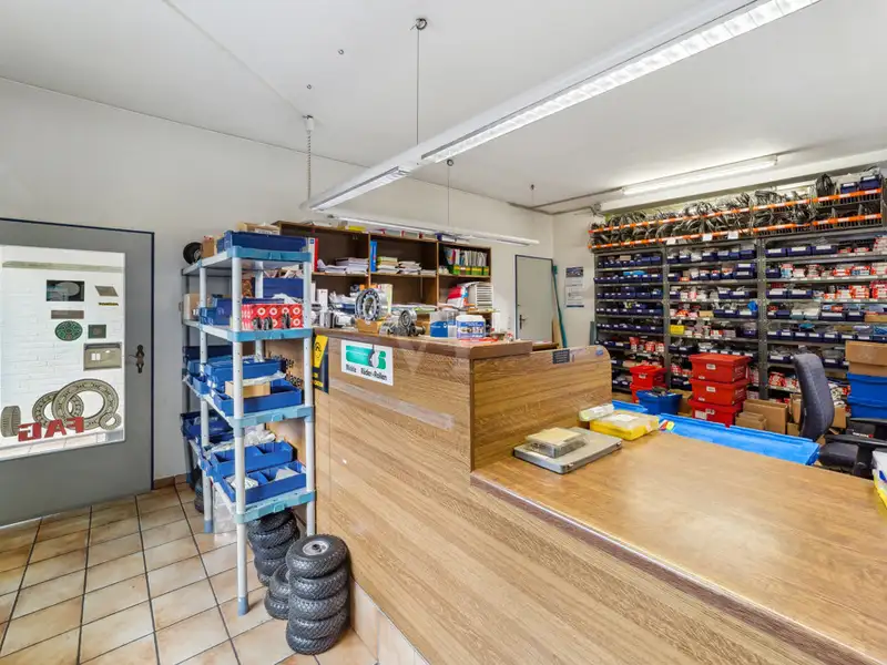 Spacious Industrial Hall for Sale on 4691 M² Leasehold Plot with Renovation Potential