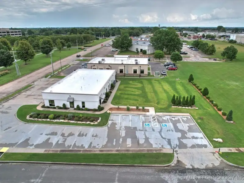 Commercial Office Building for Sale or Lease in Broken Arrow Business Corridor