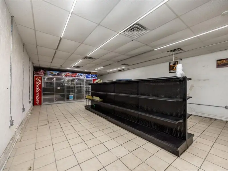 Versatile Commercial Building for Retail or Service Use in High-traffic Location